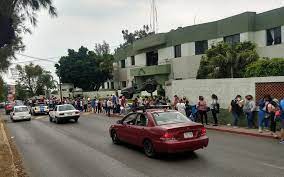 Caos y desorden en jornada de vacunación para maestros en Cuernavaca |  Aristegui Noticias